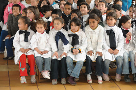 Primary public school children with books in Uruguay -  - MORE IMAGES. Photo #32544