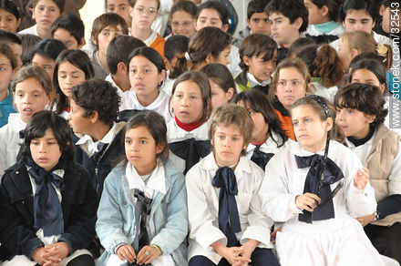 Primary public school children with books in Uruguay -  - MORE IMAGES. Photo #32543