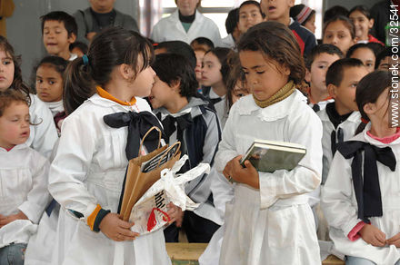 Niños escolares con libros. -  - IMÁGENES VARIAS. Foto No. 32541