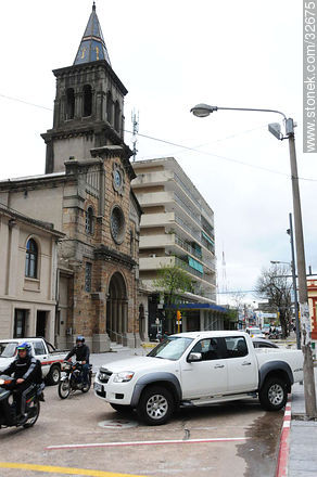 Iglesia sobre la calle 18 de Julio - Departamento de Tacuarembó - URUGUAY. Foto No. 32675