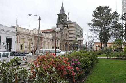 Plaza 19 de Abril de Tacuarembó. Catedral de San Fructuoso. - Departamento de Tacuarembó - URUGUAY. Foto No. 32672