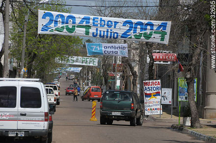 Calle 25 de mayo de Tacuarembó con publicidad electoral - Departamento de Tacuarembó - URUGUAY. Foto No. 32605