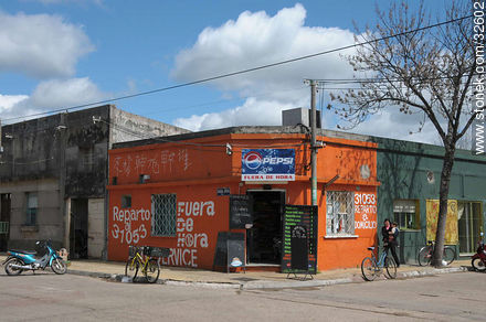 Streets of Tacuarembó city, general store. - Tacuarembo - URUGUAY. Foto No. 32602