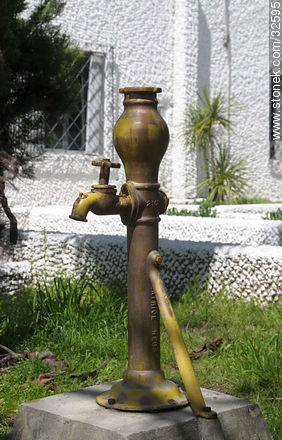 Old water pump - Tacuarembo - URUGUAY. Foto No. 32595