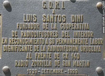 Placa de C.O.R.I. por 60 años de trayectoria de Radio Zorrilla - Departamento de Tacuarembó - URUGUAY. Foto No. 32591