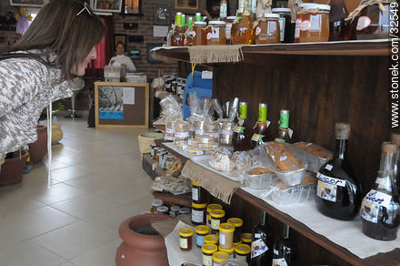 Budines y licores en el mercado de artesanos de Tacuarembó - Departamento de Tacuarembó - URUGUAY. Foto No. 32549