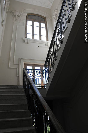 Escalera al primer piso de la facultad de Agronomía - Departamento de Montevideo - URUGUAY. Foto No. 32708