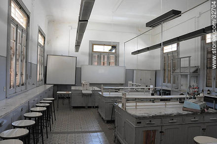 Laboratorio de Química. Facultad de Agronomía. - Departamento de Montevideo - URUGUAY. Foto No. 32704