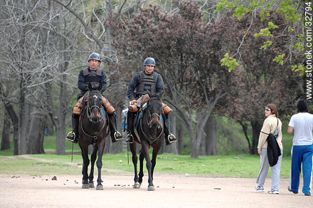 Vigilancia a caballo - Departamento de Montevideo - URUGUAY. Foto No. 32794