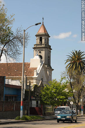 Av. Millán y Camino Castro - Departamento de Montevideo - URUGUAY. Foto No. 32850