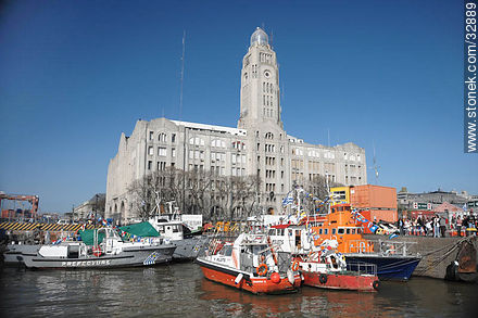 Remolcadores en el puerto de Montevideo - Departamento de Montevideo - URUGUAY. Foto No. 32889