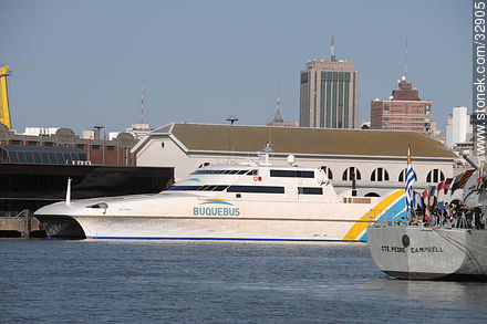 Buquebus en el Puerto de Montevideo - Departamento de Montevideo - URUGUAY. Foto No. 32905
