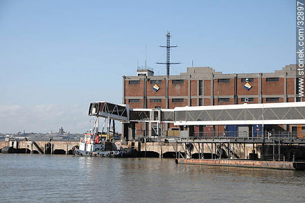 Mangas de acceso a buques de pasajeros - Departamento de Montevideo - URUGUAY. Foto No. 32897