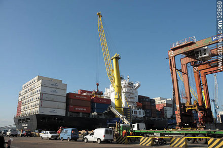 Unloading containers in the port of Montevideo. NYK Galaxy de Hamburgo. - Department of Montevideo - URUGUAY. Photo #32869