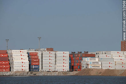 Contenedores en el puerto de Montevideo - Departamento de Montevideo - URUGUAY. Foto No. 32968