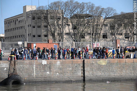 Fila de personas en el muelle del puerto de Montevideo - Departamento de Montevideo - URUGUAY. Foto No. 32891