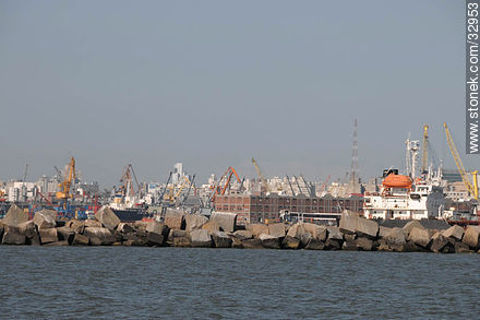 Puerto de Montevideo. Escollera Oeste. - Departamento de Montevideo - URUGUAY. Foto No. 32953