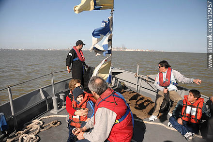 Lancha de la Armada en paseo por el día del Patrimonio - Departamento de Montevideo - URUGUAY. Foto No. 32957