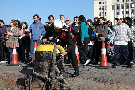 Cabos a la bita a la vista de los visitantes - Departamento de Montevideo - URUGUAY. Foto No. 32886