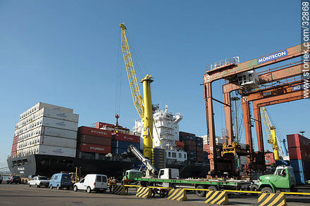 Unloading containers in the port of Montevideo. NYK Galaxy de Hamburgo. - Department of Montevideo - URUGUAY. Foto No. 32868