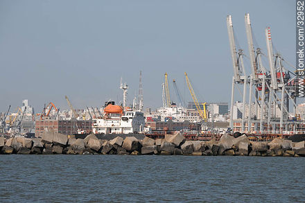 Puerto de Montevideo - Departamento de Montevideo - URUGUAY. Foto No. 32952