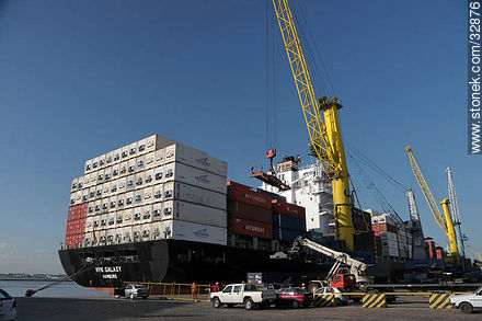 Unloading containers in the port of Montevideo - Department of Montevideo - URUGUAY. Foto No. 32876