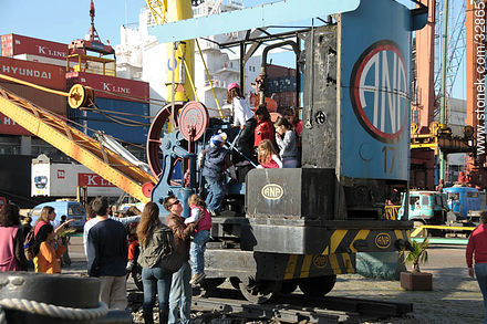 Niños jugando con una grúa antigua en el puerto de Montevideo - Departamento de Montevideo - URUGUAY. Foto No. 32865