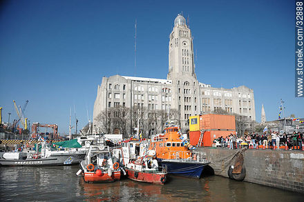 Fila de personas en el muelle del puerto de Montevideo - Departamento de Montevideo - URUGUAY. Foto No. 32888