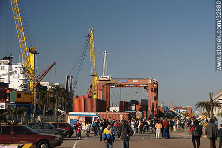 Visitantes en el Puerto de Montevideo el día del Patrimonio - Departamento de Montevideo - URUGUAY. Foto No. 32880
