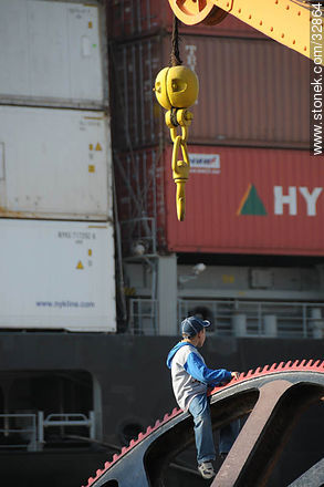 Niño jugando en el puerto de Montevideo - Departamento de Montevideo - URUGUAY. Foto No. 32864