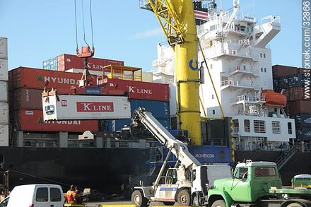 Descarga de un carguero en el Puerto de Montevideo - Departamento de Montevideo - URUGUAY. Foto No. 32866