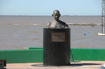 Busto de Mahatma Gandhi - Departamento de Montevideo - URUGUAY. Foto No. 33017