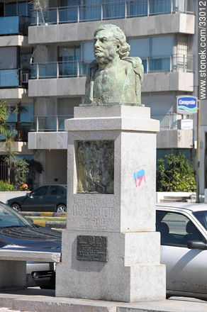 Busto a Luis Sambucetti en la rambla de Pocitos - Departamento de Montevideo - URUGUAY. Foto No. 33012