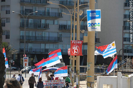 Publicidad de diferentes partidos políticos en Pocitos. - Departamento de Montevideo - URUGUAY. Foto No. 32995
