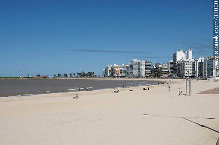 Arenas blancas de la Playa Pocitos - Departamento de Montevideo - URUGUAY. Foto No. 33000