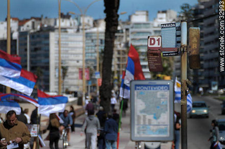 Parada de ómnibus y banderas del Frente Amplio. - Departamento de Montevideo - URUGUAY. Foto No. 32993