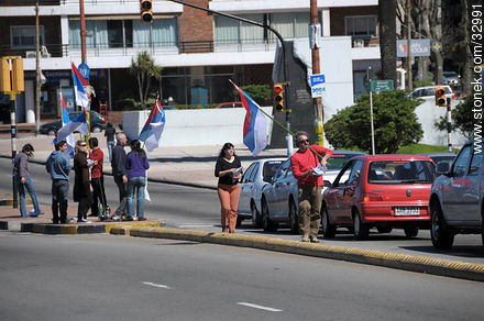 Repartiendo listas en el semáforo. - Departamento de Montevideo - URUGUAY. Foto No. 32991