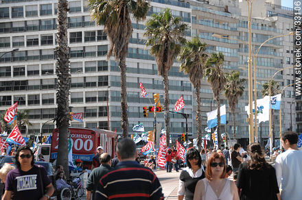 Rambla en domingo con publicidad electoral - Departamento de Montevideo - URUGUAY. Foto No. 33106