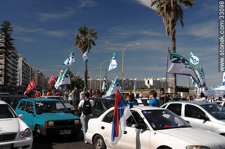 Banderas del Frente Amplio, Partido Nacional, Partido Colorado en la rambla de Pocitos. Elecciones nacionales 2009. - Departamento de Montevideo - URUGUAY. Foto No. 33098