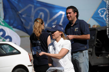 Joven entregando listas del Partido Nacional - Departamento de Montevideo - URUGUAY. Foto No. 33094