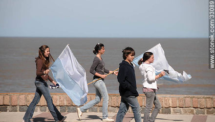Adolescentes simpatizantes del Partido Nacional en la rambla de Pocitos - Departamento de Montevideo - URUGUAY. Foto No. 33089