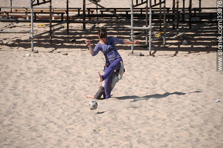 Woman playing soccer - Department of Montevideo - URUGUAY. Photo #33076
