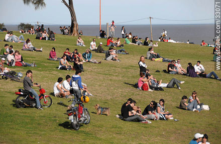 Enjoying the sunny Sunday - Department of Montevideo - URUGUAY. Photo #33071