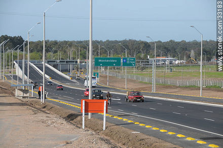 Nuevo tramo de la ruta 101 frente al nuevo aeropuerto de Carrasco. 2009. - Departamento de Canelones - URUGUAY. Foto No. 33183