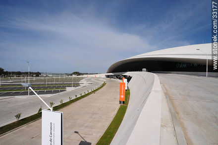 Octubre de 2009. Nuevo aeropuerto de Carrasco. A la derecha acceso elevado para pasajeros que parten. - Departamento de Canelones - URUGUAY. Foto No. 33177