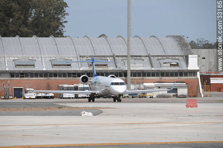 Pluna's Bombardier plane in the old Carrasco airport (2009) - Department of Canelones - URUGUAY. Photo #33165