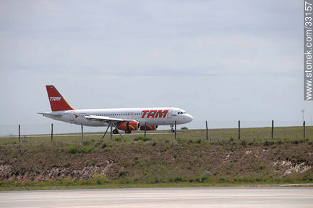 Aterrizaje de Tam en Carrasco. - Departamento de Canelones - URUGUAY. Foto No. 33157