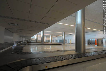 Sala de llegada de equipajes del nuevo aeropuerto de Carrasco, 2009. - Departamento de Canelones - URUGUAY. Foto No. 33213