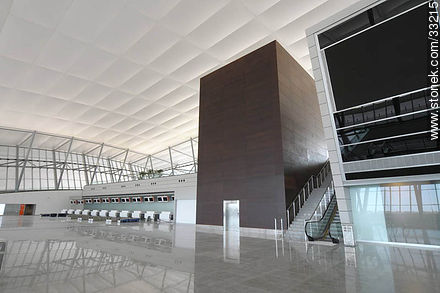 Hall del acceso a pasajeros que viajan en el segundo piso del aeropuerto Carrasco - Departamento de Canelones - URUGUAY. Foto No. 33215
