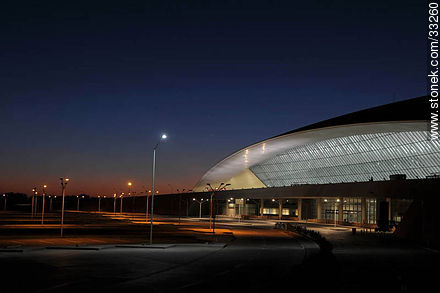 Vista lateral nocturna del nuevo aeropuerto de Carrasco previo a su inauguración en 2009 - Departamento de Canelones - URUGUAY. Foto No. 33260